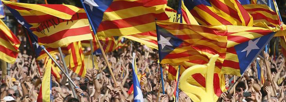 Pessoas erguem bandeiras da Catalunha durante manifestaÃ§Ã£o pela independÃªncia em Barcelona. 19/10/2014. REUTERS/Albert Gea