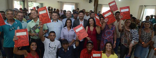 O governo do Estado de Minas entregou títulos de posse de terra a 372 famílias rurais, por meio da Secretaria de Estado de Desenvolvimento Agrário (Seda), em Chapada do Norte e Minas Novas; "Famílias vieram de comunidades rurais que estão há 100 quilômetros da cidade. Isso demonstra a importância dessa política pública para o trabalhador rural, uma de nossas principais bandeiras", disse a presidente do Sindicato dos Trabalhadores Rurais de Minas Novas, Rosa Maria Barbosa