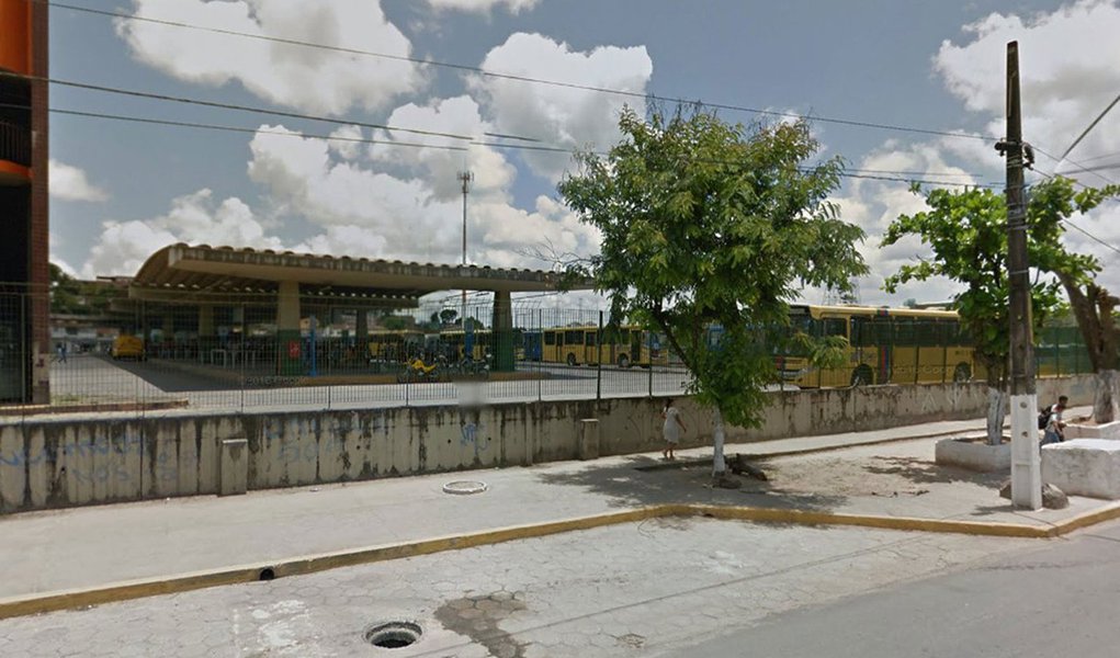 A juíza Roberta Barcala Coutinho liberou o vendedor Tiago Miguel da Silva, de 23 anos, por ser réu primário, “registra bons antecedentes” e reside no mesmo endereço desde o nascimento. Na decisão, ela afirma que “as razões do decreto preventivo [a prisão] devem se reportar a situações específicas, que indiquem de forma objetiva risco à efetividade do processo e/ou potenciais vítimas de reiteração criminosa"; a vítima relatou que, ao notar um líquido em seu braço, olhou para o lado e viu o pênis do homem fora da roupa