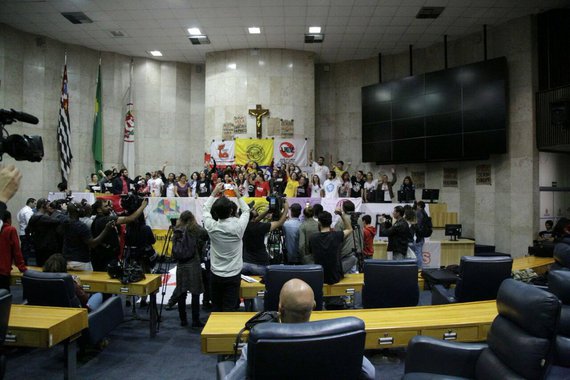 Após dois dias de ocupação, estudantes e militantes de movimentos sociais resolvem deixar o plenário da Câmara Municipal de São Paulo; os manifestantes protestavam contra programa de privatizações proposto pelo prefeito João Doria (PSDB-SP) e contra a redução das viagens no passe estudantil