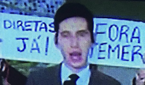 Um novo protesto contra a Globo foi transmitido ao vivo pela emissora da família Marinho na tarde desta quinta-feira, 18; durante transmissão da Globonews da repercussão das delações da JBS, que deve provocar a renúncia de Michel Temer nesta quinta-feira, manifestantes exibiram cartaz com os dizeres "Fora Temer" e "Diretas Já"; nessa quarta-feira, 17, na entrada ao vivo da jornalista Zileide Silva durante o Jornal Nacional, um cartaz, levantado por uma mulher, ficou em destaque: "eu votei na Dilma"