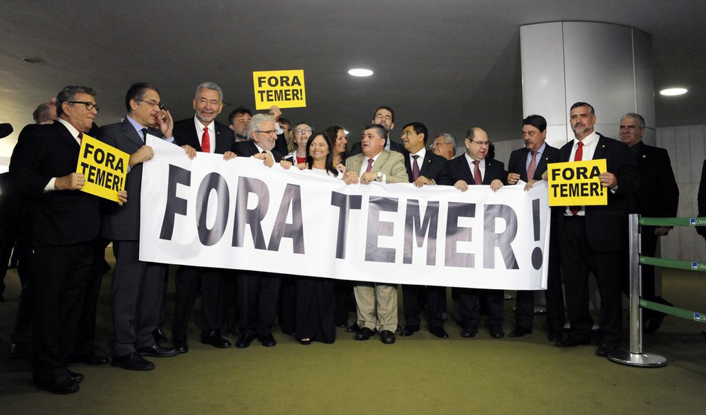 Fora do plenário, para impedir o quórum para a votação da segunda denúncia contra Michel Temer e dois ministros, deputados de oposição entraram no Salão Verde da Câmara nesta manhã carregando faixas que pediam "Fora Temer" e para que a Casa aceita a denúncia contra o peemedebista