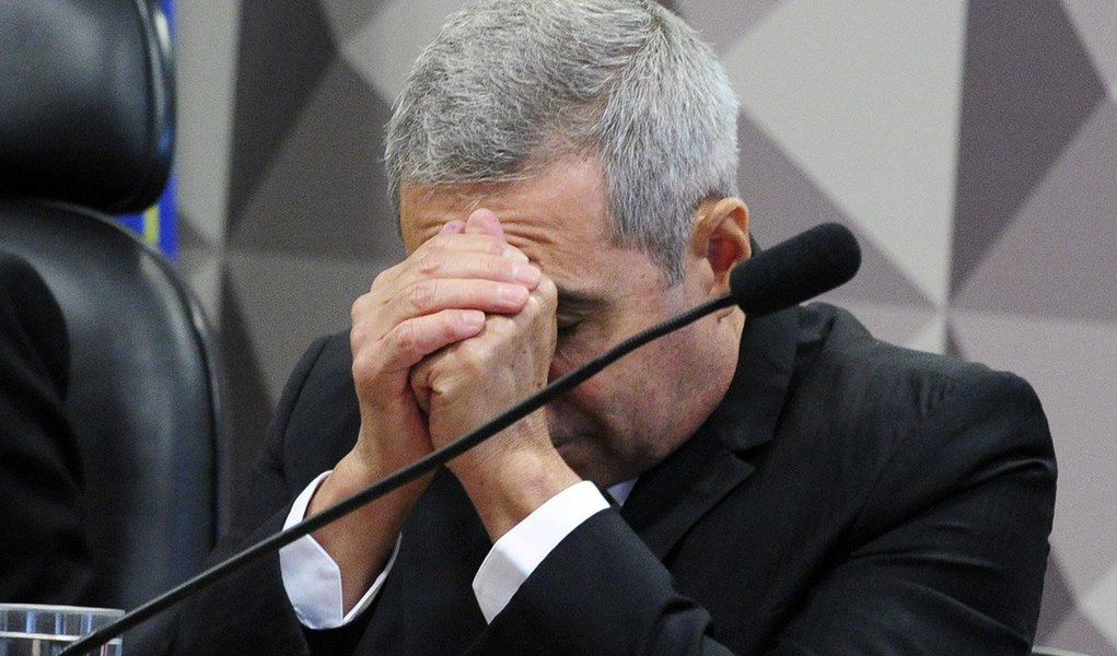 Delator e ex-diretor da JBS Ricardo Saud foi punido pela direção do presídio da Papuda, em Brasília, após confrontar uma gente penitenciário. A discussão teria acontecido após Saud retornar do depoimento eu prestou à CPMI da JBS, onde ele revelou que Michel Temer teria recebido entre R$ 2 milhões e R$ 2,5 milhões do Grupo Bertin para utilização na campanha eleitoral de 2016; Saud ficará dez dias sem direito a banho de sol, além de não poder receber visitas ou manter contato com outros detentos durante este período