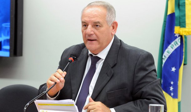Durante os debates na Comissão de Constituição e Justiça da Câmara dos Deputados (CCJ) sobre a segunda denúncia contra o presidente Michel Temer, o deputado federal Givaldo Carimbão (PHS-AL) afirmou que “Os caras querem cargo é pra roubar, para montar esquema, podridão, não é para ajudar o governo a melhorar a qualidade de vida do povo não”; Carimbão disse ainda que, “deixar Temer no poder é exterminar os pobres"