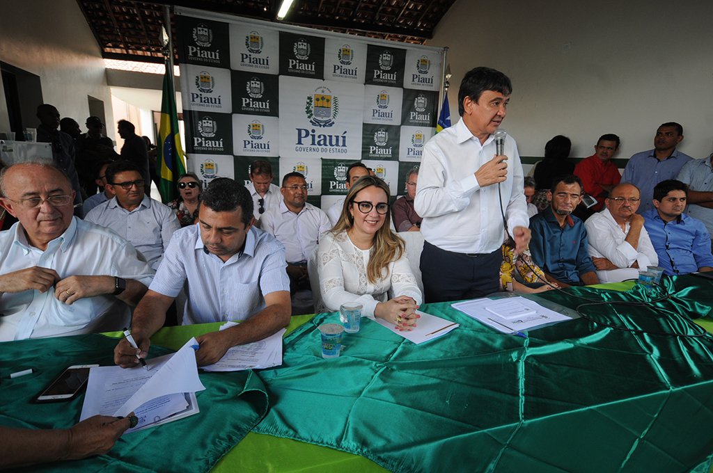 O governador Wellington Dias inauguroum, em Jaicós, as obras de reforma e ampliação da Unidade Escolar Lili Silveira, orçada em mais de R$ 552 mil e a Unidade Escolar Frutuoso Juscelino, que custou R$ 1,2 milhão; chefe do executivo também falou sobre a seca no município; “Estive em Brasília conversando com a nossa bancada e vamos fazer um projeto para trazer água da barragem de Marruás até Jaicós. Estamos buscando outras alternativas. E nessa linha de melhoria de saúde estamos autorizando a ambulância para Jaicós, ela já está em Teresina"
