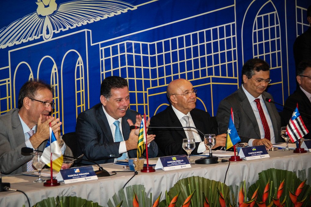 Presidente do Fórum do Consórcio de Governadores do Brasil Central (CBrC), o governador Marconi Perillo liderou ruenião do grupo nesta sexta-feira em Palmas; principal anúncio do encontro foi a oficialização da entrada do Maranhão no Fórum, elevando para sete o número de estados membros efetivos; o Mercado Comum do Brasil Central, pensado desde as primeiras reuniões há mais de dois anos, voltou à pauta no encontro de Palmas. Segundo o governador Marconi Perillo, “já existe uma parametrização das alíquotas dos principais produtos dos estados. Vamos agora trabalhar para colocar em vigor. Este será o primeiro mercado comum efetivo do Brasil, será uma espécie de Mercosul do Brasil”, comparou