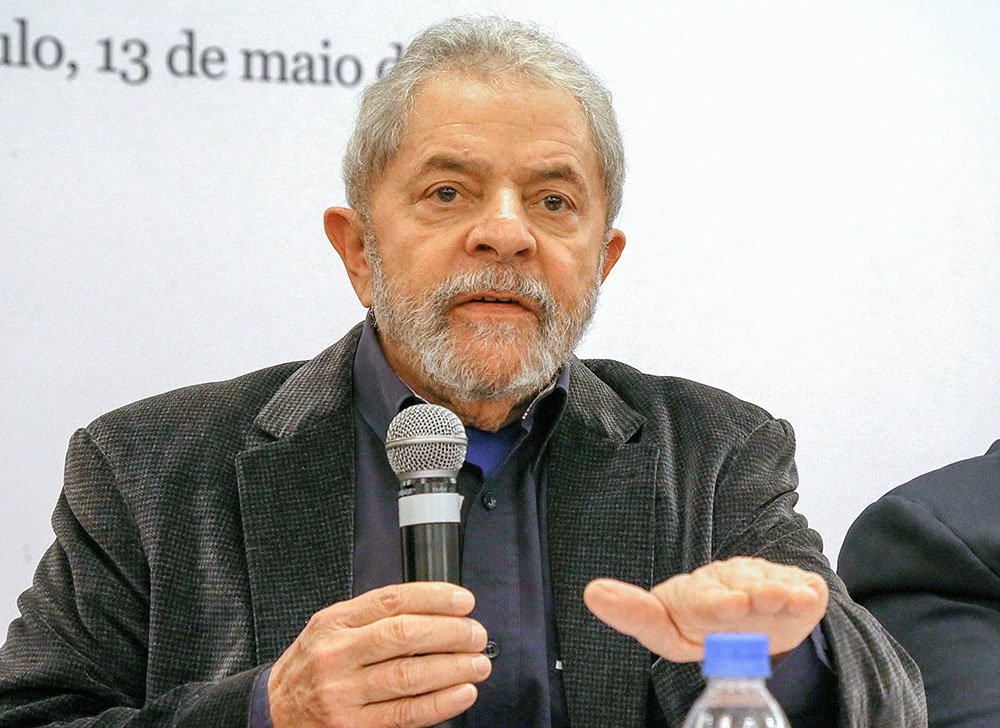 O ex-presidente Lula participa na próxima segunda-feira, 24, em Brasília, do seminário "Estratégias para a Economia Brasileira – Desenvolvimento, soberania e inclusão"; o evento é organizado pelas lideranças do PT na Câmara e no Senado Federal, e a Fundação Perseu Abramo; debates serão apresentados em três mesas com os temas: "Instrumentos de desenvolvimento para a indústria brasileira"; "Cenário internacional e macroeconomia para o desenvolvimento"; e "Brasil, desenvolvimento e soberania"; líder do PT na Câmara, Carlos Zarattini (SP), destaca que o seminário é uma oportunidade ímpar para aprofundar a discussão econômica sobre o País; "Vamos debater com renomados economistas as saídas possíveis para a crise"