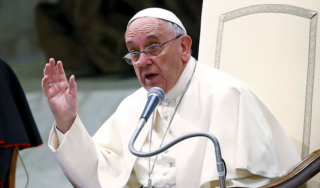 O papa Francisco afirmou ontem (16) que a eutanásia é sempre ilícita, mas reconheceu como "moralmente lícito" renunciar ou suspender a aplicação de meios terapêuticos quando eles são eticamente desproporcionais; ele fez essas reflexões em carta enviada aos participantes do Encontro Regional Europeu da Associação Médica Mundial, que se realiza no Vaticano, organizado pela Pontifícia Academia para a Vida; essa escolha, justificou, "assume responsavelmente o limite da condição humana mortal, no momento em que reconhece não mais poder contrastá-lo, sem abrir justificativas à supressão do viver"