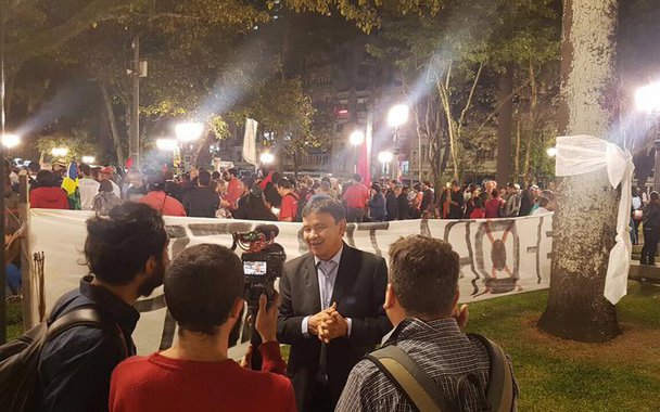 "Neste instante em frente à Catedral da capital paranaense, ladeado por representantes de várias igrejas unidas pela democracia. O clima é contagiante com muitas orações, falas emocionadas e músicas", disse o governador do Piauí, Wellington Dias, que foi a Curitiba se solidarizar ao ex-presidente Lula