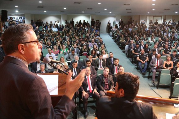 Todas as 12 modalidades de crimes consideradas de alta prioridade apresentaram redução em Goiás no período de janeiro a setembro de 2017 na comparação com igual período do ano passado; homicídios na capital tiveram recuo de (-36,59%). Este é o menor índice da década, perdendo apenas para março de 2011, quando foram registrados 21 casos; além disso, o número se igual a 2010, quando também foram verificadas 26 ocorrências; para o secretário de Segurança Pública, Ricardo Balestreri, o declínio da criminalidade em Goiás se deve a uma série de fatores, entre eles, os fortes investimentos nos setores de inteligência, tecnologia e, sobretudo, “ao trabalho heroico e integrado das forças policiais”