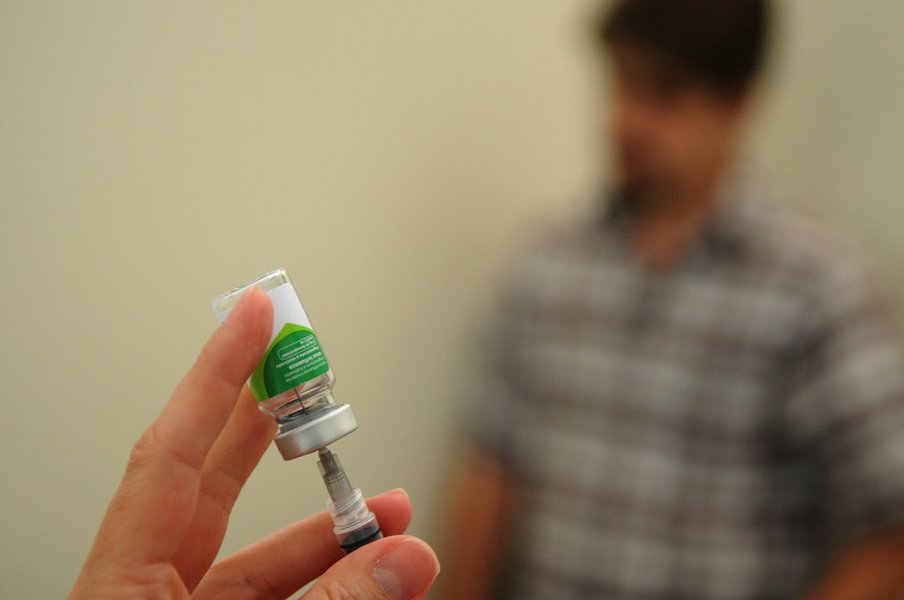 Teve início a campanha de vacinação contra gripe no Distrito Federal; até sexta (20), serão oferecidas doses somente para trabalhadores da área da saúde e, a partir do dia 24, começam a ser atendidos os demais grupos prioritários; até o momento, o DF conta com 188 mil doses da vacina, estoque disponível até 26 de maio