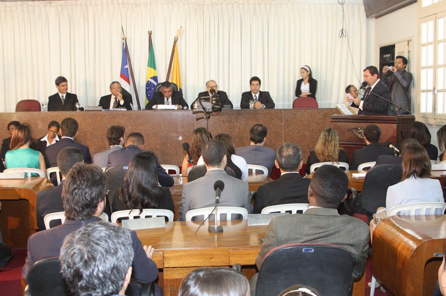Os vereadores de São Luís aprovaram a criação de 15 novos cargos comissionados na estrutura da Secretaria Municipal de Projetos Especiais (Sempe); salários variam de R$ 5 a R$ 9 mil e terão impacto anual na folha de mais de R$ 1 milhão; contratados vão atuar em projetos de revitalização do patrimônio histórico e cultural da capital