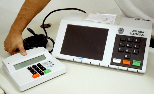 O Tribunal Regional Eleitoral do Ceará suspende, por 10 dias, a partir de hoje (13), o cadastramento biométrico dos eleitores de Fortaleza e dos municípios de Saboeiro, Orós, Monsenhor Tabosa e Iracema. A medida tem como objetivo fazer a redistribuição do eleitorado, para instalar as novas zonas eleitorais remanejadas do interior para a capital