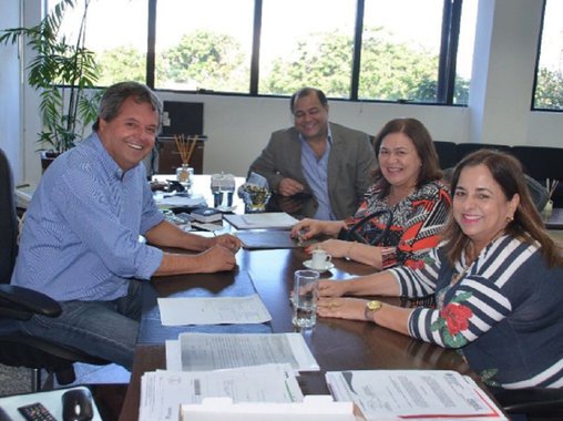 Em mais uma demonstração de maturidade política, o governo abriu as portas nesta quinta-feira para ouvir as demandas de Selma Bastos, prefeita da Cidade de Goiás eleita pelo PT. Selma foi levada ao gabinete do presidente da Agência Goiana de Transportes e Obras Públicas (Agetop), Jayme Rincon, pela deputada estadual Eliane Pinheiro (PMN), que é da base governista na Assembleia; Eliane afirma que a pauta da reunião foi a duplicação da GO-070 e do encabeçamento da ponte que dá acesso ao Instituto Federal da cidade, obra já autorizada pelo governador Marconi Perillo