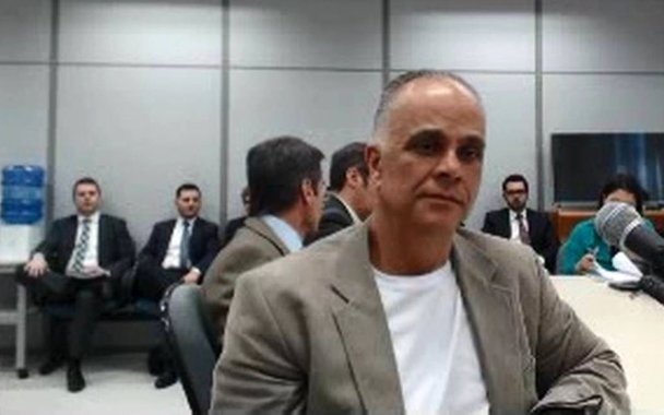 Esnobado inicialmente pelo Ministério Público Federal e pelo do Estado de Minas Gerais, Marcos Valério acabou fechando um acordo de colaboração premiada com a Polícia Federal; agora, procuradores do MP mineiro voltaram a conversar com o publicitário sobre uma eventual delação: Valério foi ouvido pelo promotor Leonardo Barbabela como testemunha em um inquérito civil; segundo ele, Barbabela disse haver interesse na colaboração sobre investigações em curso na Promotoria; O MP de Minas confirma o encontro, mas nega conversa sobre delação