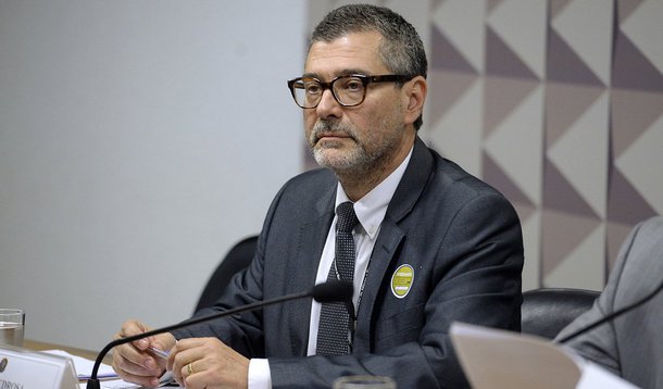 Eletrobras vai assumir dívidas de suas distribuidoras de eletricidade para conseguir privatizar as empresas, e uma decisão sobre o tema deverá ser tomada em breve em reunião do Conselho do Programa de Parcerias de Investimentos (PPI), segundo o secretário-executivo do Ministério de Minas e Energia, Paulo Pedrosa; venda de seis distribuidoras, que operam no Norte e Nordeste, está prevista para até abril de 2018, antes da desestatização da Eletrobras como um todo, que o governo projeta para até o final do primeiro semestre do próximo ano
