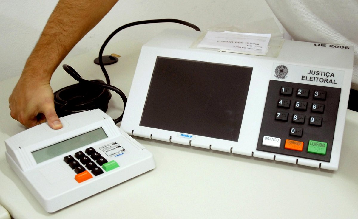 O Tribunal Regional Eleitoral do Ceará suspende, por 10 dias, a partir de hoje (13), o cadastramento biométrico dos eleitores de Fortaleza e dos municípios de Saboeiro, Orós, Monsenhor Tabosa e Iracema. A medida tem como objetivo fazer a redistribuição do eleitorado, para instalar as novas zonas eleitorais remanejadas do interior para a capital