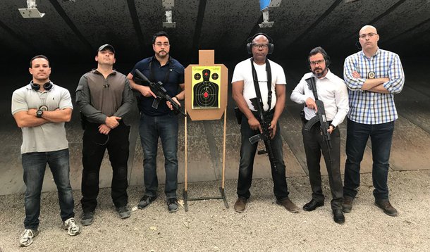 O juiz federal Marcelo Bretas, da 7ª Vara Criminal do Rio de Janeiro, está cada vez mais distante da postura discreta com qual era descrito no início de sua atuação nos processos da Lava Jato; nesta sexta-feira, 1º, o magistrado foi às redes sociais postar uma foto em que aparece segurando um fuzil e mostrando o resultado de um teste de tiro; no post, o juiz agradece à Polícia Civil pelo treinamento e à Polícia Militar pela escolta pessoal; maioria dos seguidores que comentaram a publicação aplaudiram a postura do juiz, mas houve críticas também 