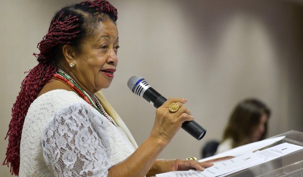 Após polêmica envolvendo a ministra dos Direitos Humanos, Luislinda Valois (PSDB), que pediu para acumular os salários de ministra e de desembargadora, a comissão especial que analisa o projeto que regulamenta o limite salarial dos servidores prepara uma Proposta de Emenda à Constituição (PEC) para regulamentar as possibilidades de acúmulo de salários além do teto do funcionalismo público, de R$ 33,7 mil, quando há ocupação de diferentes cargos; proposta deverá acabar com as férias de 60 dias do Judiciário