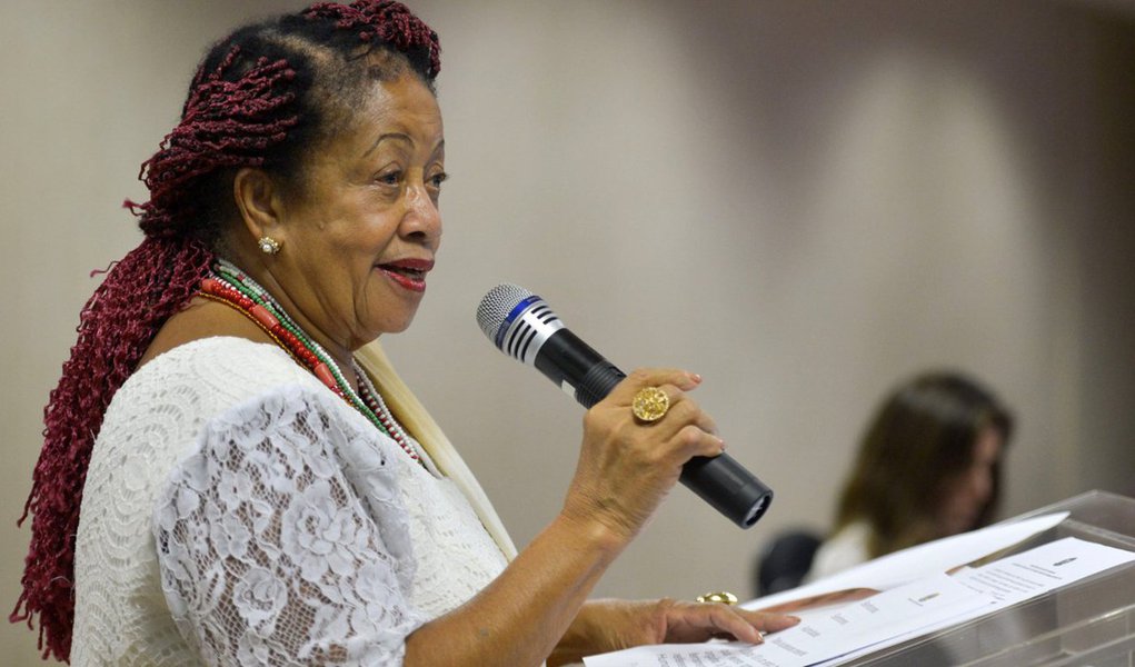 Após polêmica envolvendo a ministra dos Direitos Humanos, Luislinda Valois (PSDB), que pediu para acumular os salários de ministra e de desembargadora, a comissão especial que analisa o projeto que regulamenta o limite salarial dos servidores prepara uma Proposta de Emenda à Constituição (PEC) para regulamentar as possibilidades de acúmulo de salários além do teto do funcionalismo público, de R$ 33,7 mil, quando há ocupação de diferentes cargos; proposta deverá acabar com as férias de 60 dias do Judiciário