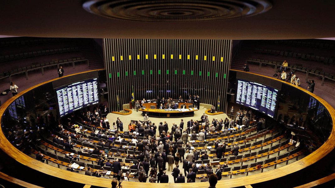 A maioria da bancada federal alagoana votou favorável à emenda que pode transformar o transporte através de aplicativos em concessão pública e não privada; dos nove parlamentares, cinco votaram pelo que especialista consideram a inviabilidade do funcionamento de aplicativos de transporte no país