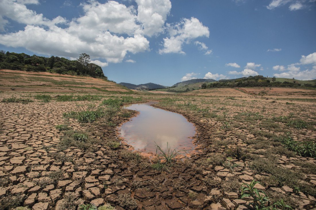 Por causa da falta de chuva em grande parte da Bahia, o governador Rui Costa publicou nesta quinta-feira no Diário Oficial do Estado a 'situação de emergência' em 173 municípios; o decreto segue instrução normativa do Ministério da Integração Nacional, que estabelece critérios para decretar situação de emergência nas cidades, nos estados e no Distrito Federal; após a publicação, a lista segue para a esfera federal, que pode fornecer auxílio complementar, inclusive financeiro
