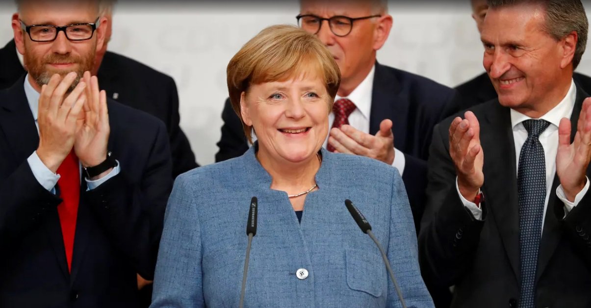 
Após o fechamento das urnas na Alemanha, a primeira pesquisa de boca de urna apontou que a União Democrata-Cristã (CDU) da chanceler Angela Merkel em aliança com o partido gêmeo da Baviera União Cristão-Social (CSU) teria alcançado 32,5% dos votos, e o Partido Social-Democrata (SPD), 20%; partido de extrema-direita, Alternativa para a Alemanha (AfD) teria ficado na terceira posição, com 13,5% dos votos, entrando pela primeira vez no Parlamento alemão, o que deixou Merkel preocupada - alemães também gritaram "fora nazistas" ; "Temos que cuidar da Alemanha, temos que prestar atenção na justiça social, temos que trabalhar para uma União Europeia mais forte e temos que lidar também com a questão das migrações", disse ela
