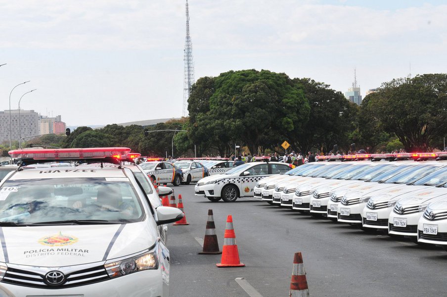 O governador de Brasília, Rodrigo Rollemberg, fez a entrega de 145 novas viaturas para a corporação em cerimônia na Praça do Buriti; as viaturas são do modelo Toyota Corolla e equipadas com câmbio automático CVT de oito marchas, duas baterias, sete airbags, rotolight com lâmpada de LED e equipamento de rádio com rastreador GPS