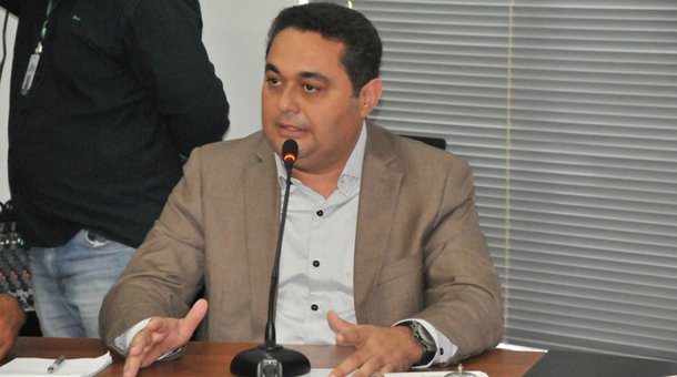 Mobilizados pela Associação Tocantinense de Municípios (ATM), os chefes de executivos municipais no estado tentam conseguir o auxílio financeiro (AFM) no valor de R$ 2 bilhões, a ser distribuído às prefeituras brasileiras neste fim de ano; de acordo com o presidente da ATM, prefeito de Pedro Afonso, Jairo Mariano, “representantes do executivo, legislativo e judiciário federal tem se sensibilizado cada vez mais com a triste realidade que enfrentam as cidades brasileiras, cada vez mais sobrecarregadas de demandas e obrigações, enquanto os recursos destinados às prefeituras sofrem constantes quedas”