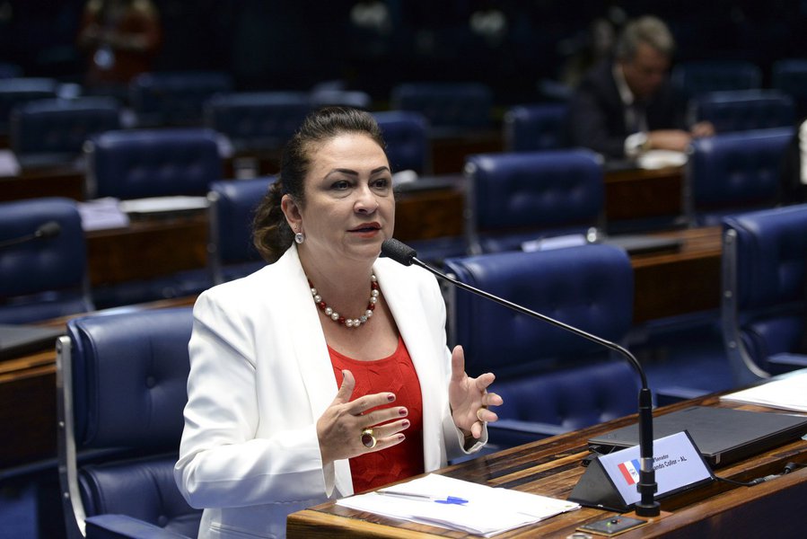 A senadora Kátia Abreu (PMDB-TO) pediu à Procuradora-Geral da República, Raquel Dodge, e ao presidente do TCU, Raimundo Carreiro, apuração de irregularidades na construção do Hospital Geral de Gurupi; as obras deveriam ter sido concluídas há dois anos, mas, de acordo com a parlamentar, estão paralisadas devido à má gestão da Secretaria de Saúde do Tocantins; por meio de emendas parlamentares, a congressista destinou R$ 41 milhões para a construção do hospital, mas, desse montante, R$ 35,3 milhões ainda estão na conta do convênio firmado entre o governo do Tocantins e a empresa vencedora da licitação, a Construtora Centro Norte LTDA – Coceno