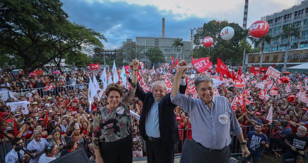 Acatando pedido da defesa do ex-presidente, o juiz Vallisney de Souza Oliveira, da Justiça Federal de Brasília, adiou para o dia 3 e novembro o depoimento de Lula em processo da Operação Zelotes; na data anterior, de 30 de outubro, está agendado o ato de encerramento da caravana por Minas Gerais, em Belo Horizonte; com o adiamento, Lula não precisará interromper a viagem