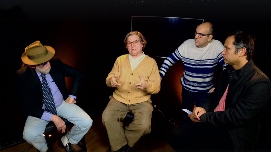 No seu primeiro "Balanço Político da Semana", a TV 247 reuniu os jornalistas Alex Solnik, Paulo Moreira Leite, Leonardo Attuch e Leonardo Stoppa para debater a conjuntura atual; enquanto Stoppa falou sobre os motivos do crescimento de Lula mesmo após sua condenação, PML disse que as eleições estão em risco diante da proposta de parlamentarismo apresentada por Michel Temer; segundo Solnik, um dos interesses de Temer é obter anistia para não ser investigado mesmo após sair da presidência que usurpou; confira a íntegra do debate