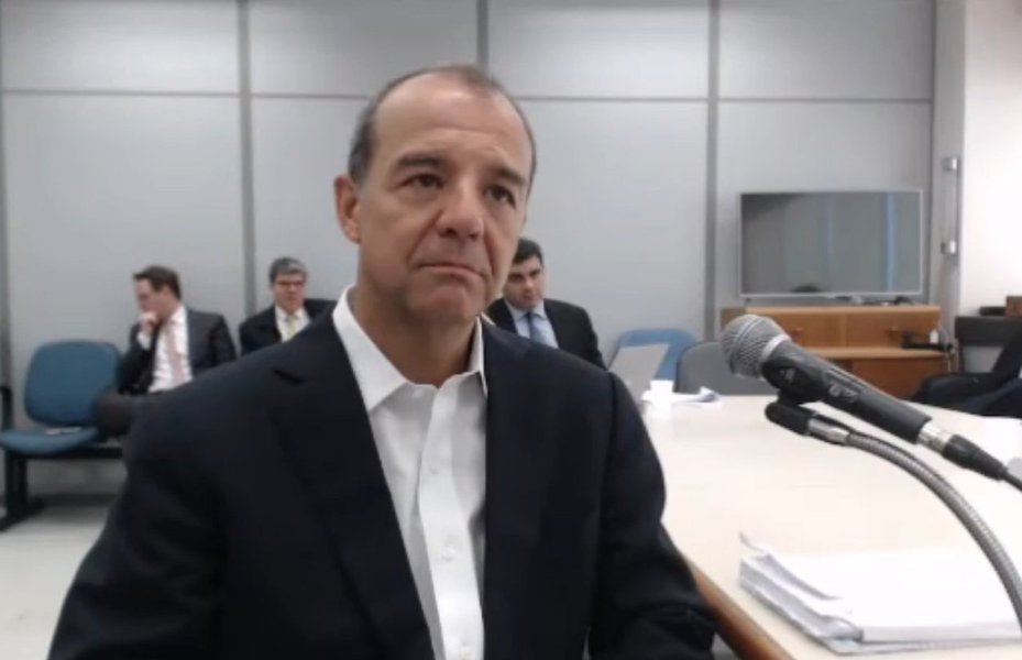 Juiz Marcelo Bretas, da 7ª Vara Criminal Federal, no Rio, aceitou nesta terça-feira, 8, denúncia apresentada pelo Ministério Público Federal contra o ex-governador do Rio de Janeiro Sérgio Cabral (PMDB); com a decisão, Cabral virou réu na 14ª ação penal no âmbito da operação Lava Jato. Também viraram réus outras 23 pessoas; todos os denunciados pelo MPF foram investigados durante a Operação Ponto Final, que desvendou um esquema criminoso no setor de transportes do estado; segundo os procuradores, só o ex-governador pode ter recebido aproximadamente R$ 145 milhões em propinas