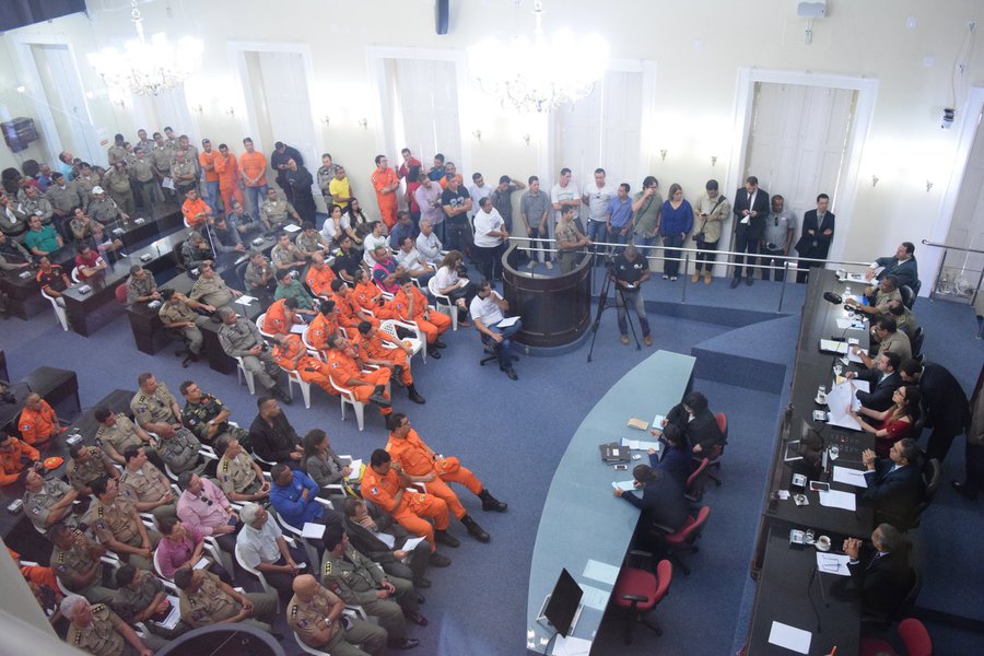As associações que representam os integrantes da Polícia Militar e do Corpo de Bombeiros de Alagoas prometem uma série de mobilizações para pressionar o governador Renan Filho (PMDB) a vetar mudanças contidas em projeto de lei aprovado pela Assembleia Legislativa e que alteram o estatuto das corporações; eles apontam que as mudanças vão causar prejuízos 