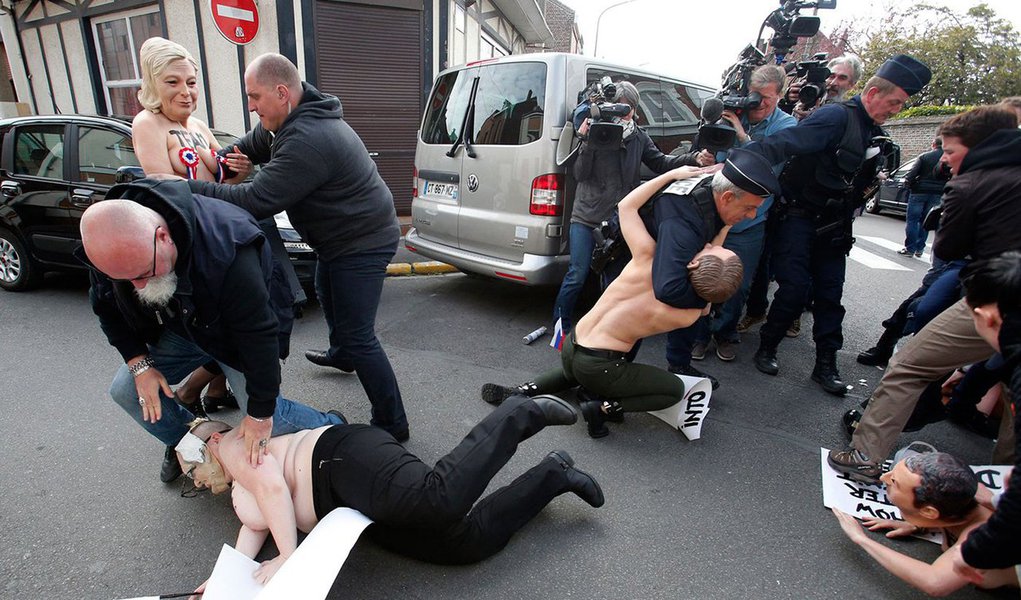 
A polícia francesa deteve neste domingo (23) um grupo de militantes do movimento Femen que tentou boicotar o voto da candidata ultradireitista à presidência da França Marine Le Pen, em seu reduto eleitoral de Hénin-Beaumont, no norte de França; uma dúzia de militantes dessa organização feminista apareceu no colégio eleitoral da líder da Frente Nacional (FN) com os seios descobertos e usando máscaras de Marine, de seu pai, Jean-Marie, e dos presidentes da Rússia, Vladimir Putin, da Síria, Bashar Al Assad, e dos Estados Unidos, Donald Trump
