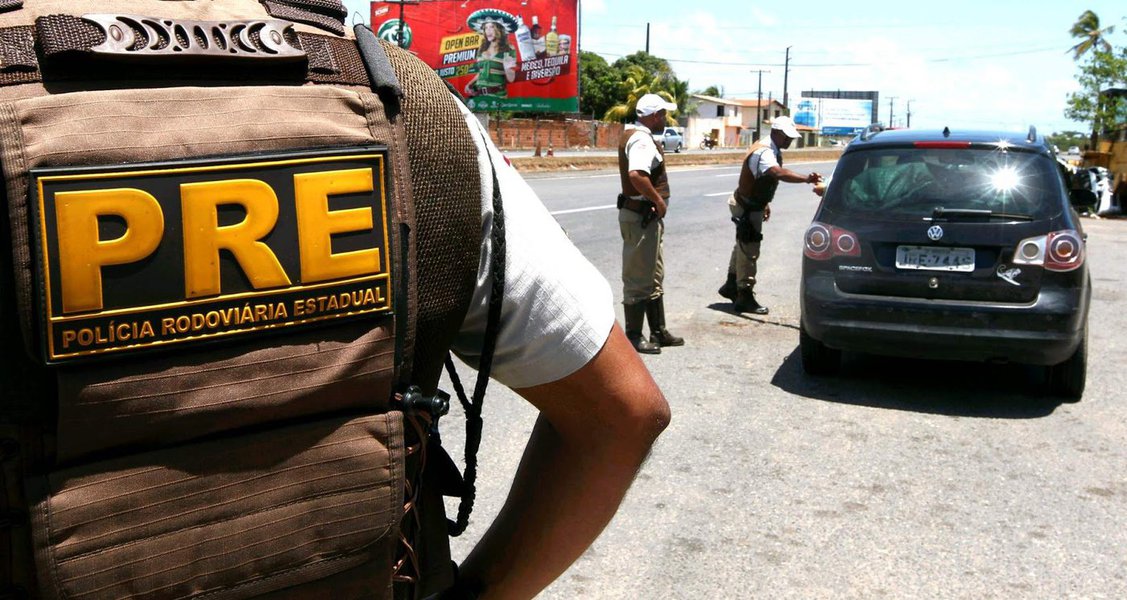 A Polícia Militar da Bahia concluiu a Operação São João 2017 na manhã desta segunda-feira, com o registro da redução no número de mortes nas rodovias estaduais em comparação com o ano passado; as ações preventivas da PM foram iniciadas na quinta (22); foram intensificadas as ações de fiscalização dos limites permitidos de velocidade nas vias, das ultrapassagens indevidas, a obediência às normas de trânsito, dos documentos e equipamentos de segurança de porte obrigatório, bem como do uso de bebida alcoólica por parte dos condutores; no total, houve quatro vítimas fatais