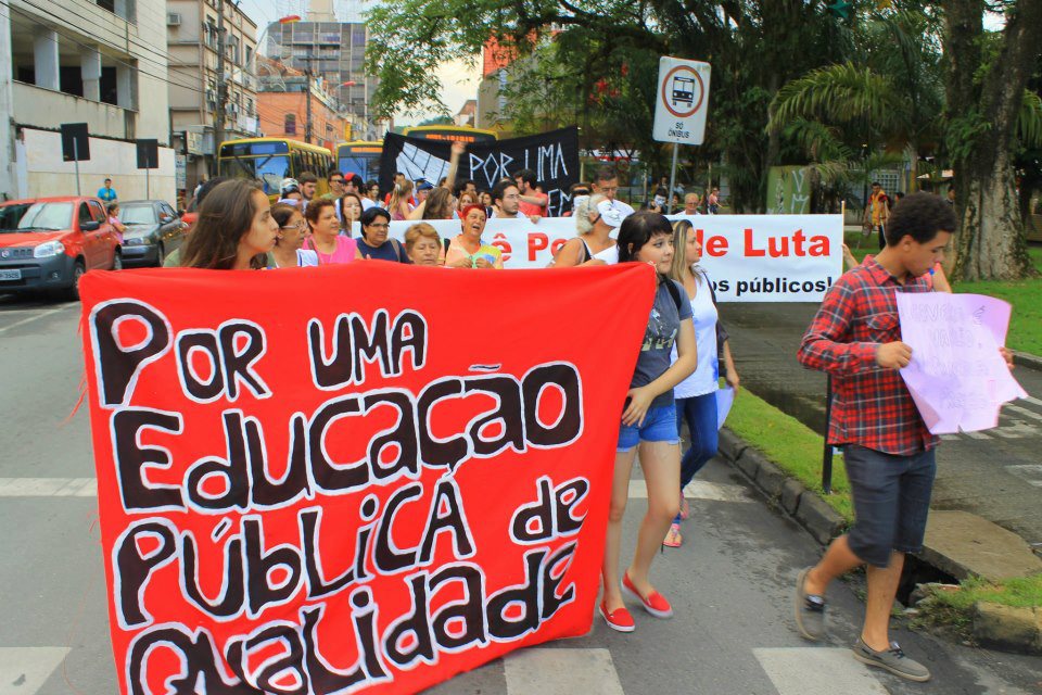 A saída é a união de todos, ocupando ruas e praças deste país, numa só voz contra esta tentativa de assassinato da educação pública no Brasil. Um dos pilares da dominação fascista de uma Nação é exatamente retirar da população o acesso à educação