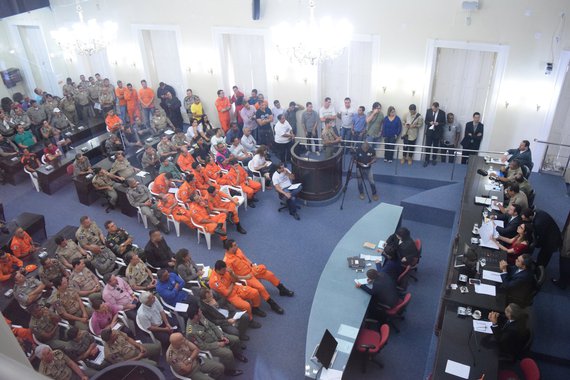 As associações que representam os integrantes da Polícia Militar e do Corpo de Bombeiros de Alagoas prometem uma série de mobilizações para pressionar o governador Renan Filho (PMDB) a vetar mudanças contidas em projeto de lei aprovado pela Assembleia Legislativa e que alteram o estatuto das corporações; eles apontam que as mudanças vão causar prejuízos 