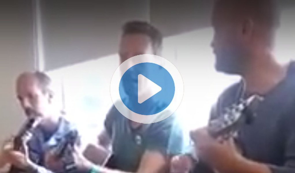 Banda que se apresentou nesta terça e quarta-feira em São Paulo deu exemplo ao fazer um pequeno show na Brinquedoteca do Instituto do Coração do Hospital das Clínicas; assista