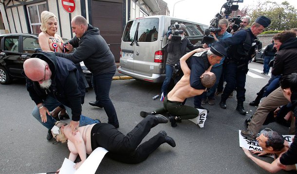 
A polícia francesa deteve neste domingo (23) um grupo de militantes do movimento Femen que tentou boicotar o voto da candidata ultradireitista à presidência da França Marine Le Pen, em seu reduto eleitoral de Hénin-Beaumont, no norte de França; uma dúzia de militantes dessa organização feminista apareceu no colégio eleitoral da líder da Frente Nacional (FN) com os seios descobertos e usando máscaras de Marine, de seu pai, Jean-Marie, e dos presidentes da Rússia, Vladimir Putin, da Síria, Bashar Al Assad, e dos Estados Unidos, Donald Trump
