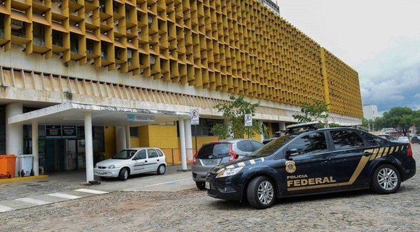 Procuradoria Federal dos Direitos do Cidadão divulgou nesta quinta-feira nota pública sobre a operação "Esperança Equilibrista", deflagrada ontem pela Polícia Federal na UFMG; a PFDC pondera que embora repudie o uso indevido de recursos públicos em qualquer hipótese, a implementação do Memorial da Anistia Política "constitui parte da política pública de justiça de transição e sua conclusão é indispensável para a preservação da memória sobre as graves violações aos direitos humanos perpetradas durante a ditadura militar no Brasil e a resistência que milhares de cidadãos ofereceram ao autoritarismo no País"