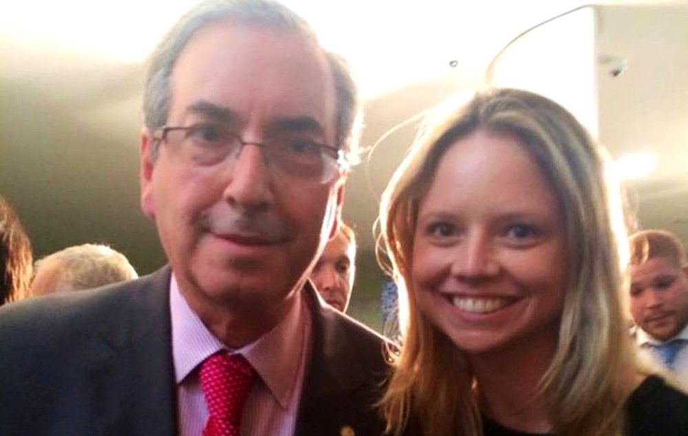 Com o pai preso há quase um ano e condenado a pelo menos 15 de anos de prisão, em um dos crimes cometidos na Lava Jato, Danielle Cunha se filiou ao PMDB e vem se preparando para concorrer ao cargo de deputada federal nas eleições de 2018, segundo informações da coluna Radar; a ideia é bem vista pelo ex-presidente da Casa