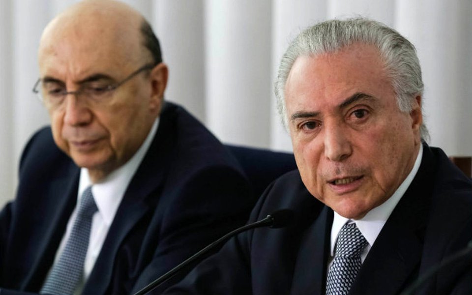 O setor público consolidado, formado por União, estados e municípios, registrou déficit nas contas públicas em julho, de acordo com dados do Banco Central (BC), divulgados hoje (30) em Brasília; déficit primário, receitas menos despesas, sem considerar os gastos com juros, ficou em R$ 16,138 bilhões; esse foi o pior resultado para o mês na série histórica iniciada em dezembro de 2001; resultado de janeiro a julho também foi o maior para o período, chegando ao déficit primário de R$ 51,321 bilhões; em 12 meses encerrados em julho, o déficit primário ficou em R$ 170,520 bilhões, o que corresponde a 2,66% do PIB
