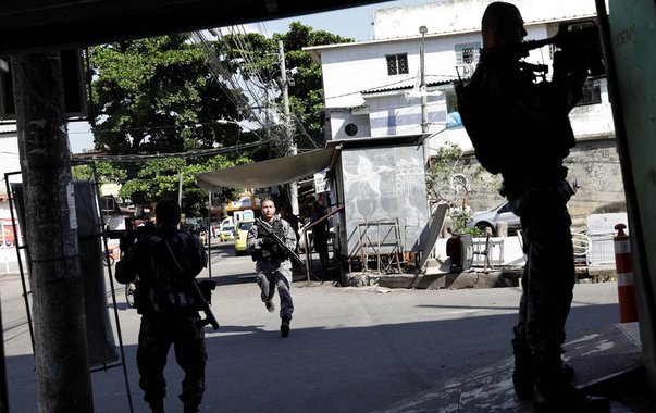 Cinco pessoas foram mortas durante os confrontos no Complexo do Alemão, nesta quinta-feira (4). De acordo com a polícia, entre os mortos estão quatro suspeitos e um homem sem antecedentes criminais, Wesley de Lima Cardoso, que chegou a ser levado para o Hospital Getúlio Vargas, mas morreu; Rodrigo Alves Monteiro, conhecido como Jamelão e identificado como gerente do tráfico de drogas, morreu no Pam de Del Castilho