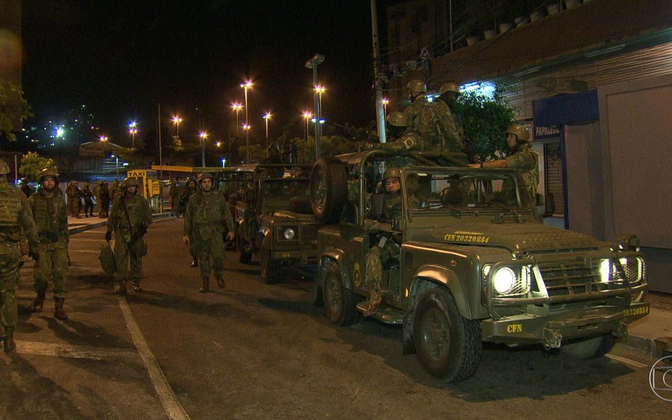 Militares das Forças Armadas estão deixando a comunidade da Rocinha, no bairro de São Conrado, na zona sul do Rio. O primeiro comboio saiu do local por volta das 4h desta sexta-feira (29); de acordo com o ministro da Defesa, Raul Jungmann, a retirada será gradual e ocorrerá ao longo do dia;  tropas fazem a segurança da favela desde o último dia 17, quando foram acionadas por solicitação do governo fluminense em função de um conflito entre traficantes rivais pelo controle de pontos de venda de drogas na região; na noite desta quinta-feira, porém, um novo tiroteio deixou uma pessoa morta na comunidade