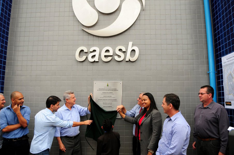  O governador de Brasília, Rodrigo Rollemberg, inaugurou a Estação Elevatória de Esgotos do Setor Habitacional Ribeirão, no condomínio Porto Rico em Santa Maria. Foram investidos cerca de R$ 2,7 milhões na construção da estrutura, que permitirá a instalação do esgotamento sanitário do setor; são 40 mil metros de rede coletora para atender cerca de 2,5 mil lotes residenciais