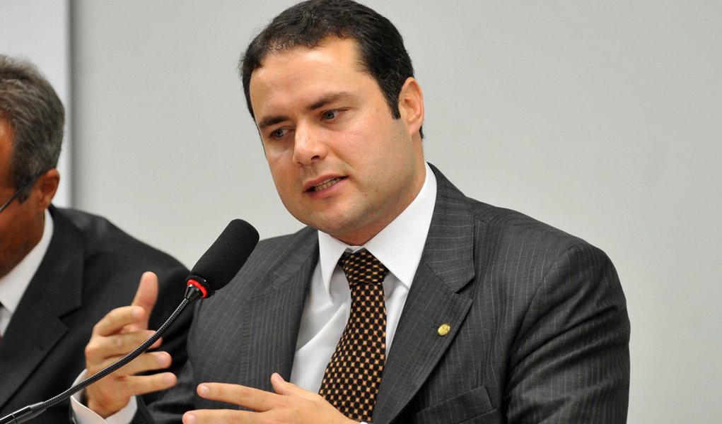 O governador Renan Filho (PMDB) criou a empresa Alagoas Ativos para pilotar os grandes projetos de investimentos que estão sendo tocados ou vão ser realizados no estado por meio de parcerias público privadas; ela vai começar comandando projetos que somam investimentos de mais de R$ 400 milhões; nova empresa deve assumir a gestão do programa de concessões e é vinculada à Secretaria da Fazenda