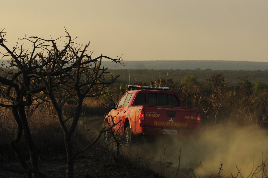A Defesa Civil do Distrito Federal declarou estado de emergência em função da baixa umidade relativa do ar, que chegou a 11%, segundo o Instituto Nacional de Meteorologia (Inmet); o estado de emergência é decretado quando a umidade relativa do ar fica abaixo de 12% por dois dias ou mais; segundo a coordenadora de Riscos e Desastres da Defesa Civil, major do Corpo de Bombeiros Solange Ribeiro, considerando a série histórica, a situação pode se tornar ainda mais crítica nos próximos dias