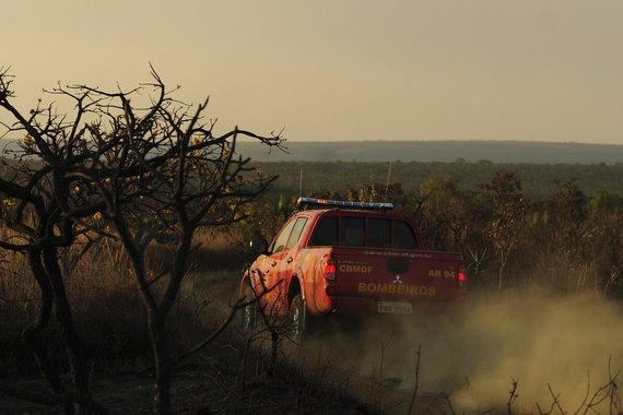 A Defesa Civil do Distrito Federal declarou estado de emergência em função da baixa umidade relativa do ar, que chegou a 11%, segundo o Instituto Nacional de Meteorologia (Inmet); o estado de emergência é decretado quando a umidade relativa do ar fica abaixo de 12% por dois dias ou mais; segundo a coordenadora de Riscos e Desastres da Defesa Civil, major do Corpo de Bombeiros Solange Ribeiro, considerando a série histórica, a situação pode se tornar ainda mais crítica nos próximos dias