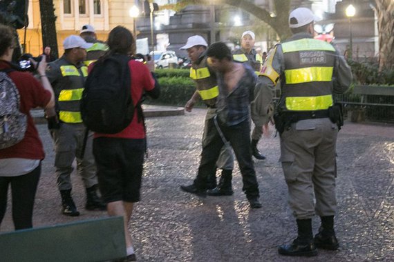 Jornalista Douglas Freitas, da organização Amigos da Terra Brasil, foi detido no ato no Santander Cultural que terminou com bombas da Brigada Militar, em Porto Alegre; ele divulgou um vídeo no qual a sua prisão é gravada; nele, Freitas começa registrando a detenção de um homem pela polícia, no momento em que bombas de gás explodiam na Praça da Alfândega; ao aproximar-se do grupo de policiais, entretanto, um brigadiano ordena que ele suspenda a gravação; "Foi dito para ti ir para lá", ordena o oficial; o jornalista segue gravando, e pergunta para onde o homem imobilizado será encaminhado e qual é o motivo da prisão